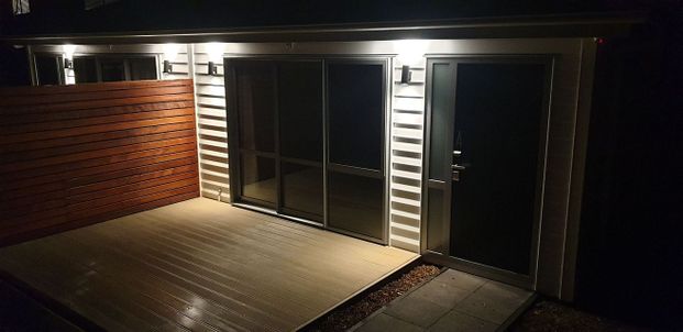 Modern Sunny 3BR Townhouse in Point Chevalier! - Photo 1