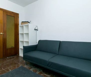 Double bed in Room in a shared 5-bedroom apartment for rent in Cami... - Photo 3