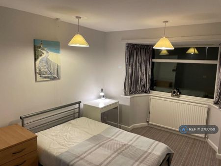 1 bedroom in a house share to rent - Photo 2