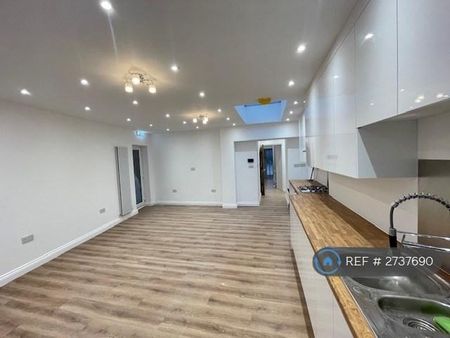 3 bedroom flat to rent - Photo 2