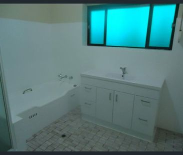 Lovely Maintained Character Bungalow in Prime Location - Photo 2