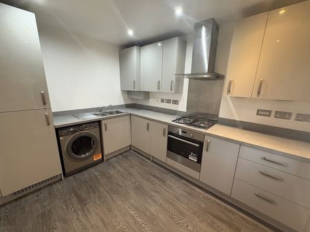 4 bedroom semi-detached house to rent - Photo 3