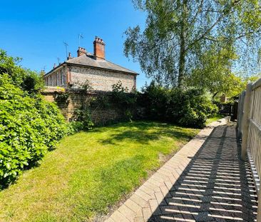 A beautifully furnished two bedroom thatched barn conversion situated in the heart of the highly desirable village of Ramsbury. - Photo 4