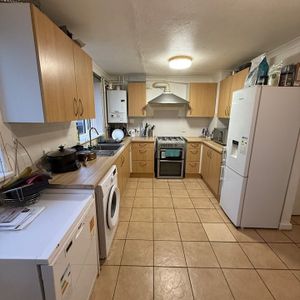 Room in a Shared House, London, SE8 - Photo 3