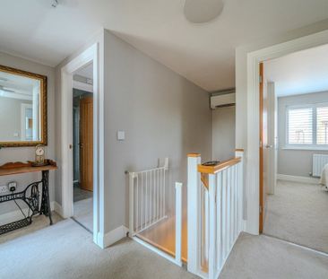 Waring Crescent, Aylesbury, Aston Clinton - Photo 2