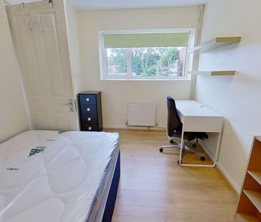 4 bedroom semi-detached house to rent - Photo 6