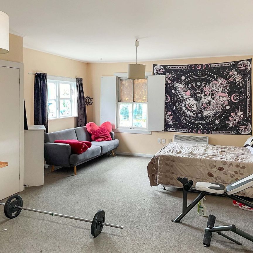 Charming Studio in the Heart of Newtown - Photo 1