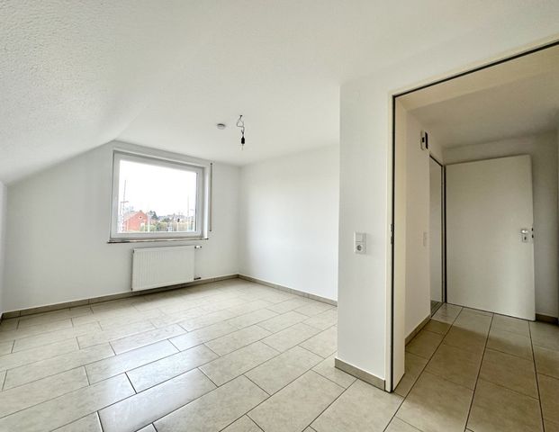 Helle Dachgeschosswohnung mit Balkon in zentraler Lage von Neuss Holzheim - Photo 1