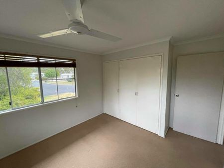 3 BEDROOM HIGHTSET IN A QUIET STREET! - Photo 2