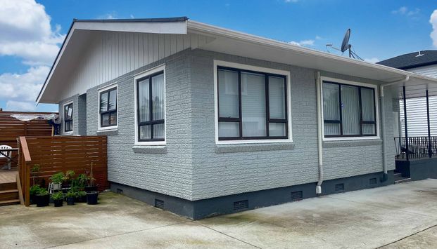 Te Atatu Peninsula- Three Bedroom House - Photo 1