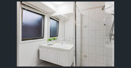 Spacious private living domains - Photo 4