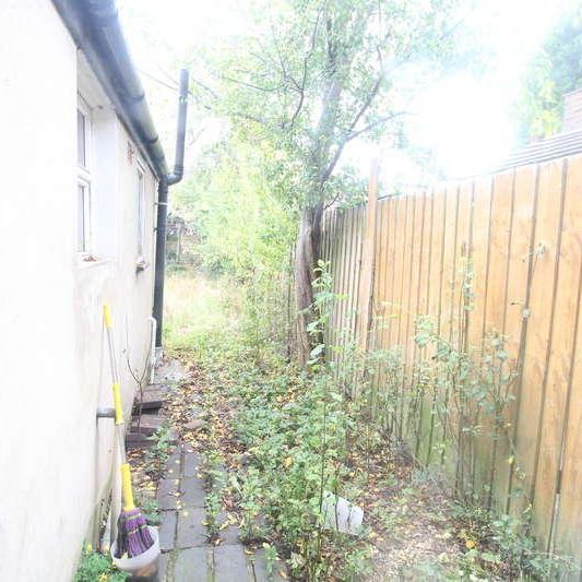 Shirley Road - Bedroom Ground Floor - Luton, LU1 - Photo 1