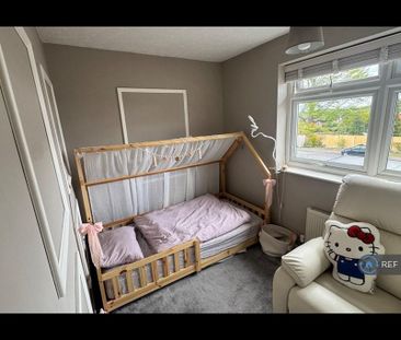 4 bedroom detached house to rent - Photo 2