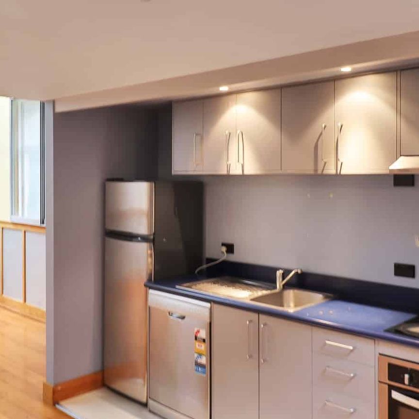 Vibrant 3-Bedroom Apartment in the Heart of Te Aro - Photo 1
