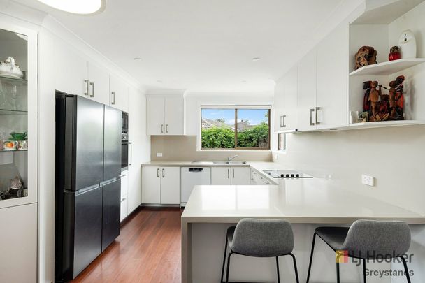 4 BEDROOM FAMILY HOME - Photo 1