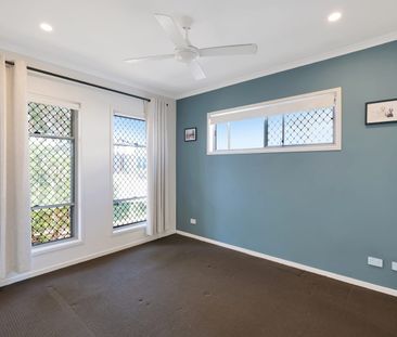Modern home with solar and battery storage! - Photo 3