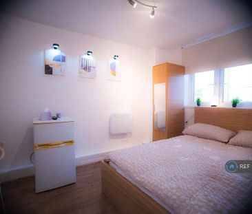 1 bedroom in a flat share to rent - Photo 2