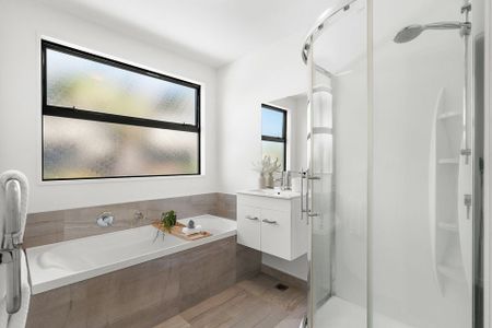 4 bedroom townhouse- stones throw from Hagley park - Photo 3