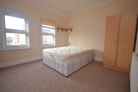 3 Bed - Pitcroft Avenue, Reading - Photo 5