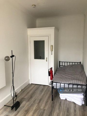1 bedroom in a flat share to rent - Photo 5
