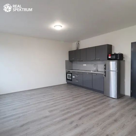 Pronájem nezařízeného bytu 1+kk, Brno - Husovice - Fotografie 1