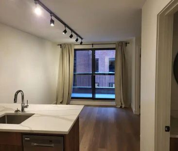 Freshly renovated studio in beautiful Le Marchand Tower | 204 - 115... - Photo 1