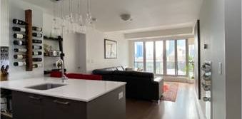 Fully furnished 2 bedroom 2 bathroom quiet urban retreat in the middle - Photo 2