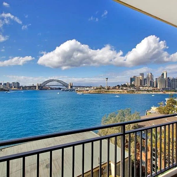 Harbour Views & Steps to the Ferry - Photo 1