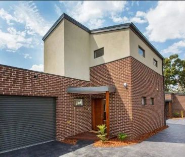 “Immaculate 3 bedroom townhouse in Prime Location | FLARE REAL ESTATE” - Photo 2