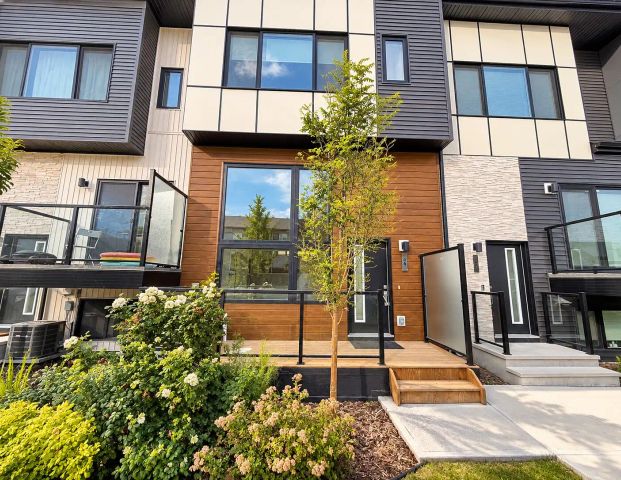 3 Bedroom 2.5 Bath ModernTownhouse with double garage and AC in Keswick — 3 Bedrooms Townhouse - Photo 1