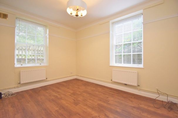 Point Close, London, SE10 - Photo 1