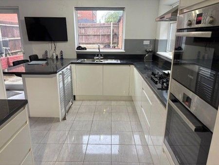 3 bedroom semi-detached house to rent - Photo 4