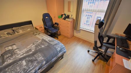 4 bedroom House in Hyde Park, Leeds - Photo 3