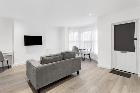 1 bedroom Flat To Let - Photo 4