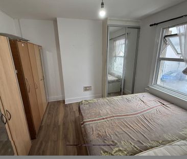 3 bedroom flat to rent - Photo 3