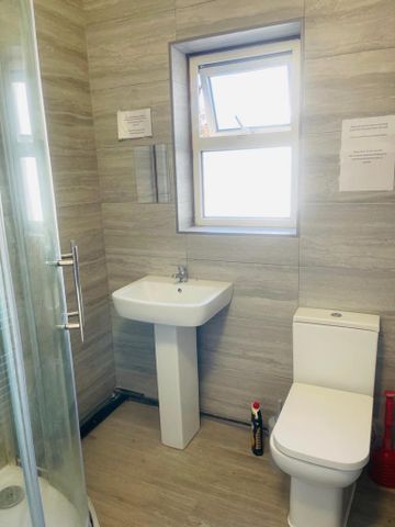 1 bedroom in a house share to rent - Photo 4