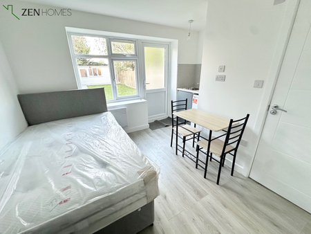 Studio to rent - Photo 5