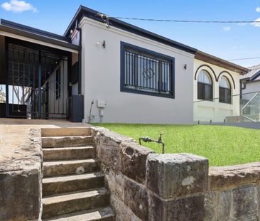 Spacious 2 Bedroom + Sunroom Semi in a Convenient Location - Photo 5