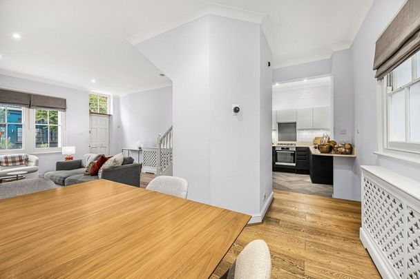 3 bedroom mews to rent - Photo 1