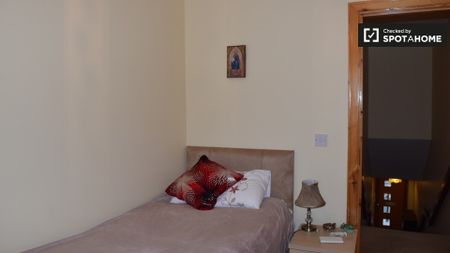 Inviting room in 2-bedroom apartment in Sandyford, Dublin - Photo 3