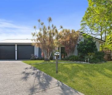 IMMACULATE HOME WITH SPARKLING POOL - Photo 3