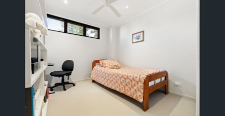 Luxurious Townhouse Living – Prime Sandgate Location - Photo 3