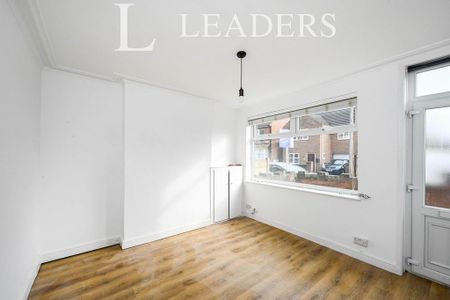 3 bedroom semi-detached house to rent - Photo 2