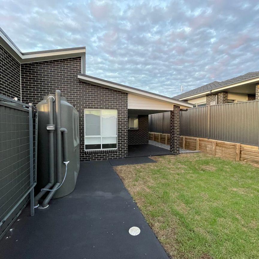 Available from 27/01/26 Near new, low maintenance modern 3brm house for lease - Photo 1