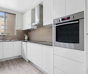 Contemporary apartment offers beachside convenience - Photo 5