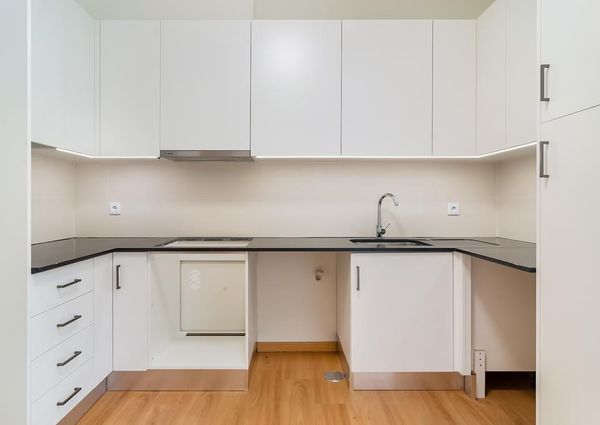 2 Bedroom Apartment with parking, Lumiar, Lisboa