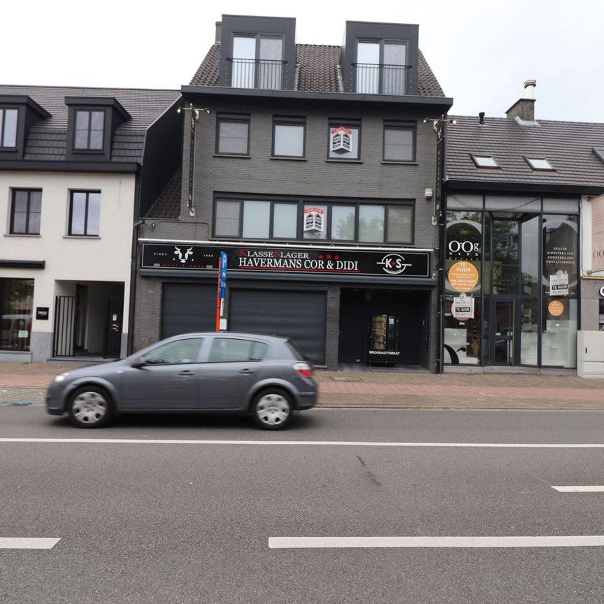 Gerenoveerd appartement op de 1ste verdieping met ruim terras (ca 70 m²) met autostaanplaats en fietsenberging. - Photo 1