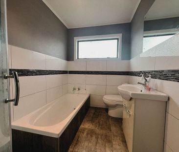 Pet Friendly - 4Bedroom Family Home in Wainuiomata - Photo 6