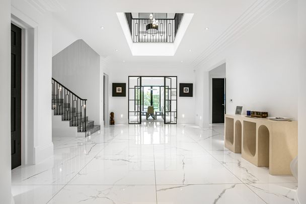 Expansive family home with private swimming pool for rent in Oxshott - Photo 1