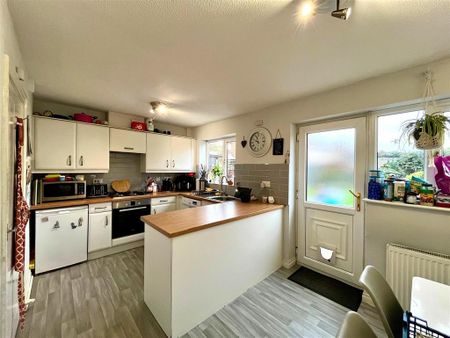 3 bedroom semi-detached house to rent - Photo 3